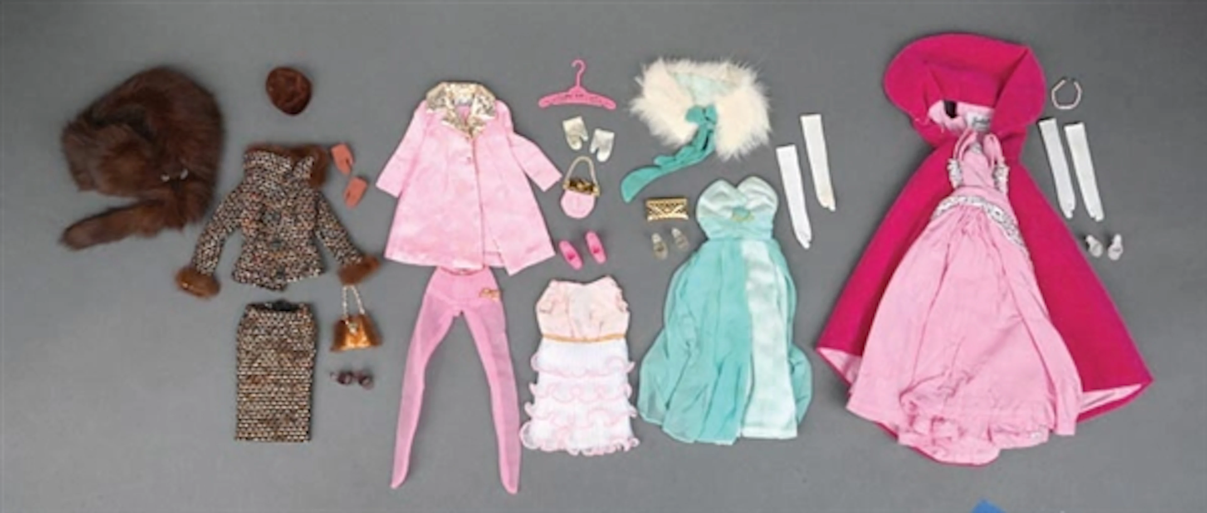 LOT OF 5: BARBIE RARE VINTAGE CLOTHING SETS