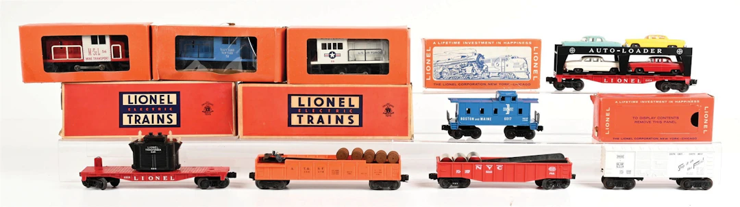 LOT OF 9: LIONEL SMALL MOTORIZED UNITS & SMALL FREIGHT CARS