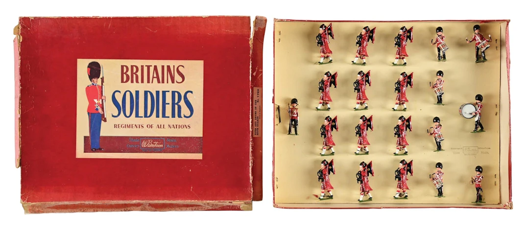 POST-WAR W. BRITAIN PIPES AND DRUMS OF THE SCOTS GUARDS SET NO. 1722 IN BOX