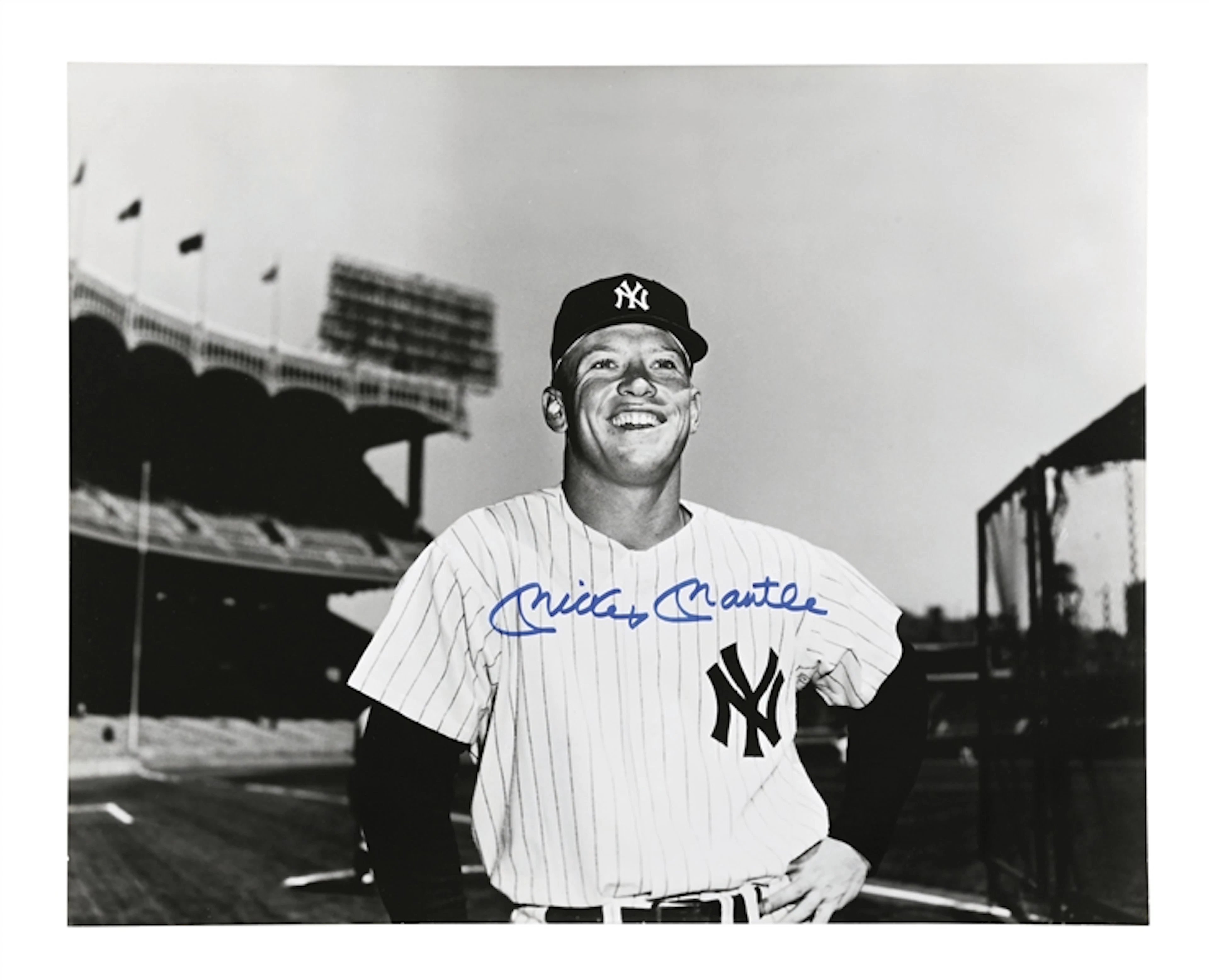 MICKEY MANTLE AUTOGRAPHED 20"X16" NEW YORK YANKEES PHOTOGRAPH.