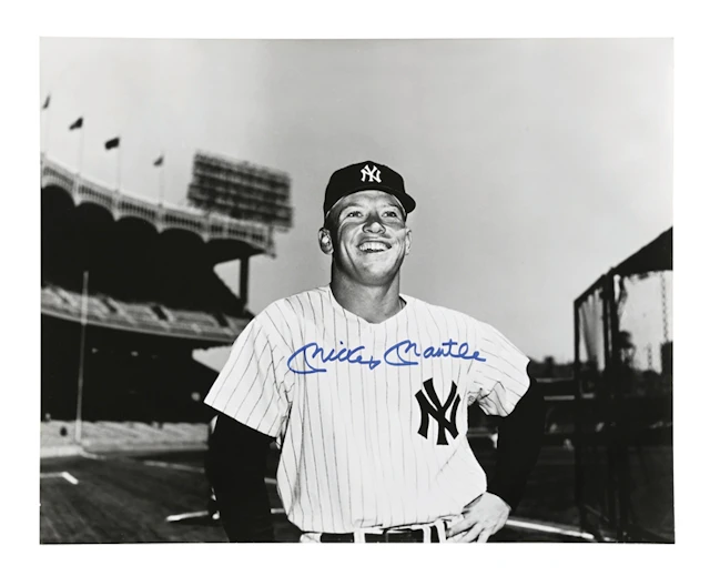 MICKEY MANTLE AUTOGRAPHED 20"X16" NEW YORK YANKEES PHOTOGRAPH.