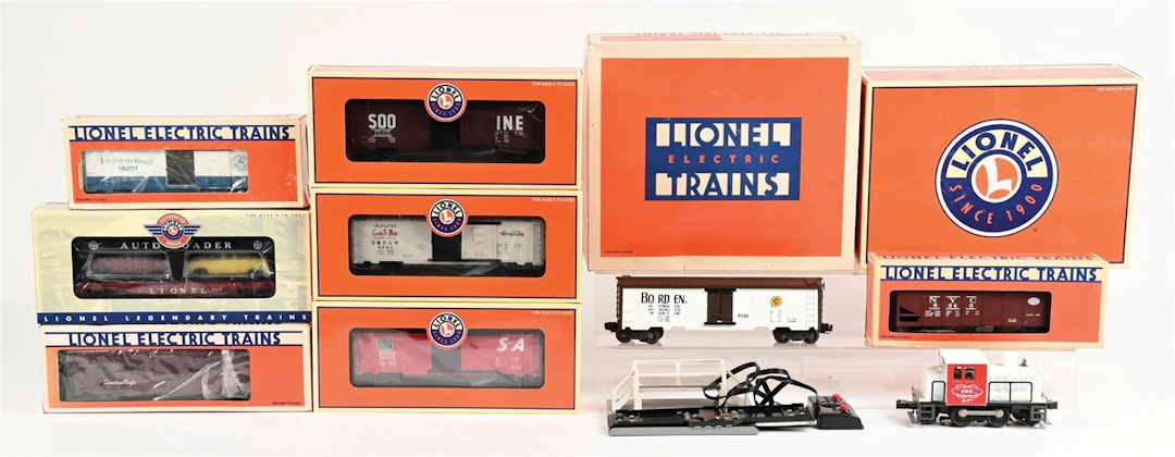 LOT OF 7: LIONEL LOCOMOTIVES & FREIGHT CARS
