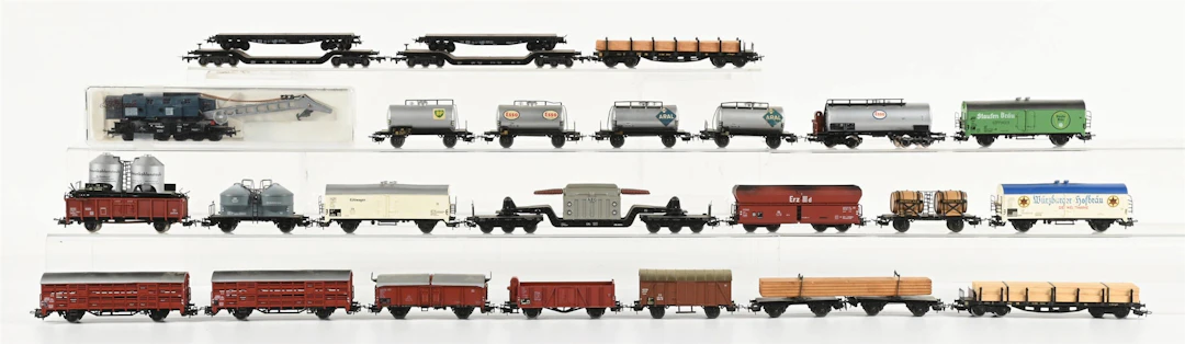 LOT OF 27: MARKLIN & OTHER HO-GA. ASSORTED FREIGHT CARS