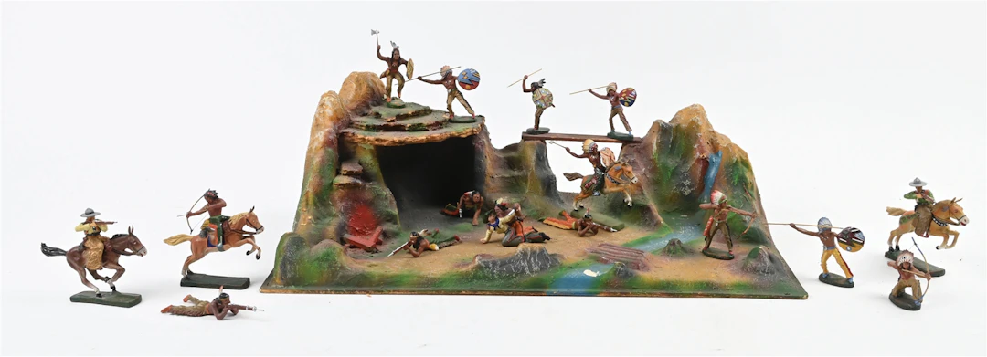 RARE ELASTOLIN VACUFORM INDIAN OUTPOST WITH INDIANS & ATTACKING COWBOYS