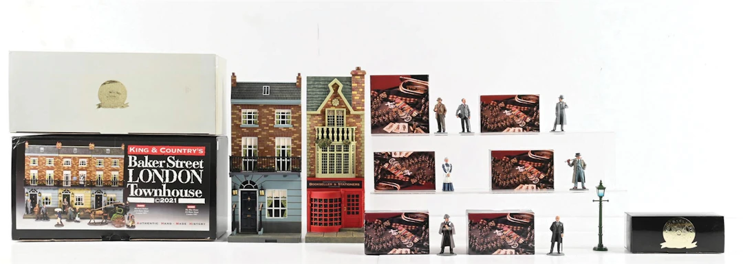 LOT OF 9: KING & COUNTRY WORLD OF DICKENS SHERLOCK HOLMES DIORAMA