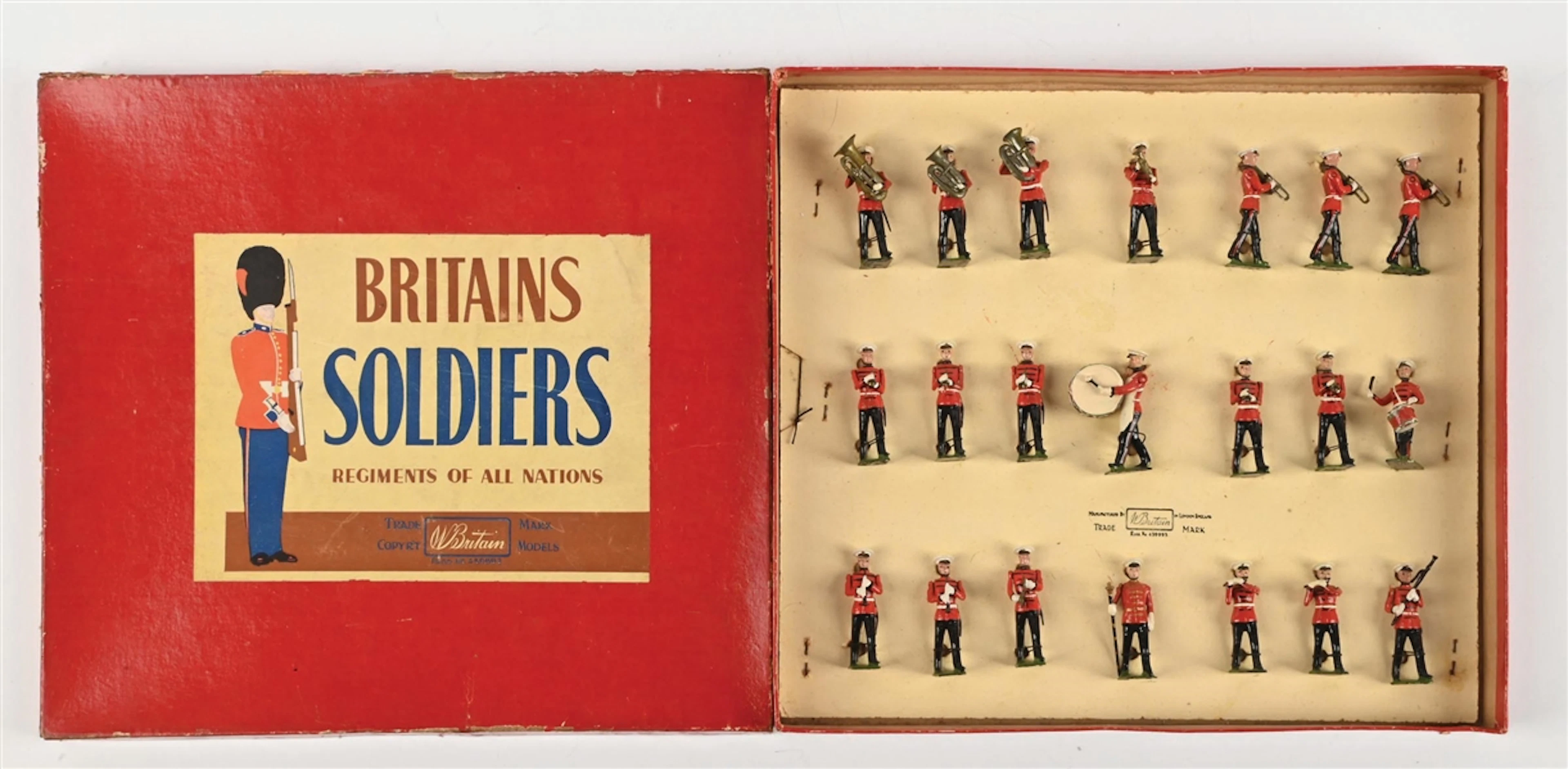 W. BRITAINS U.S. MARINE CORPS BAND NO. 2014 SET IN BOX
