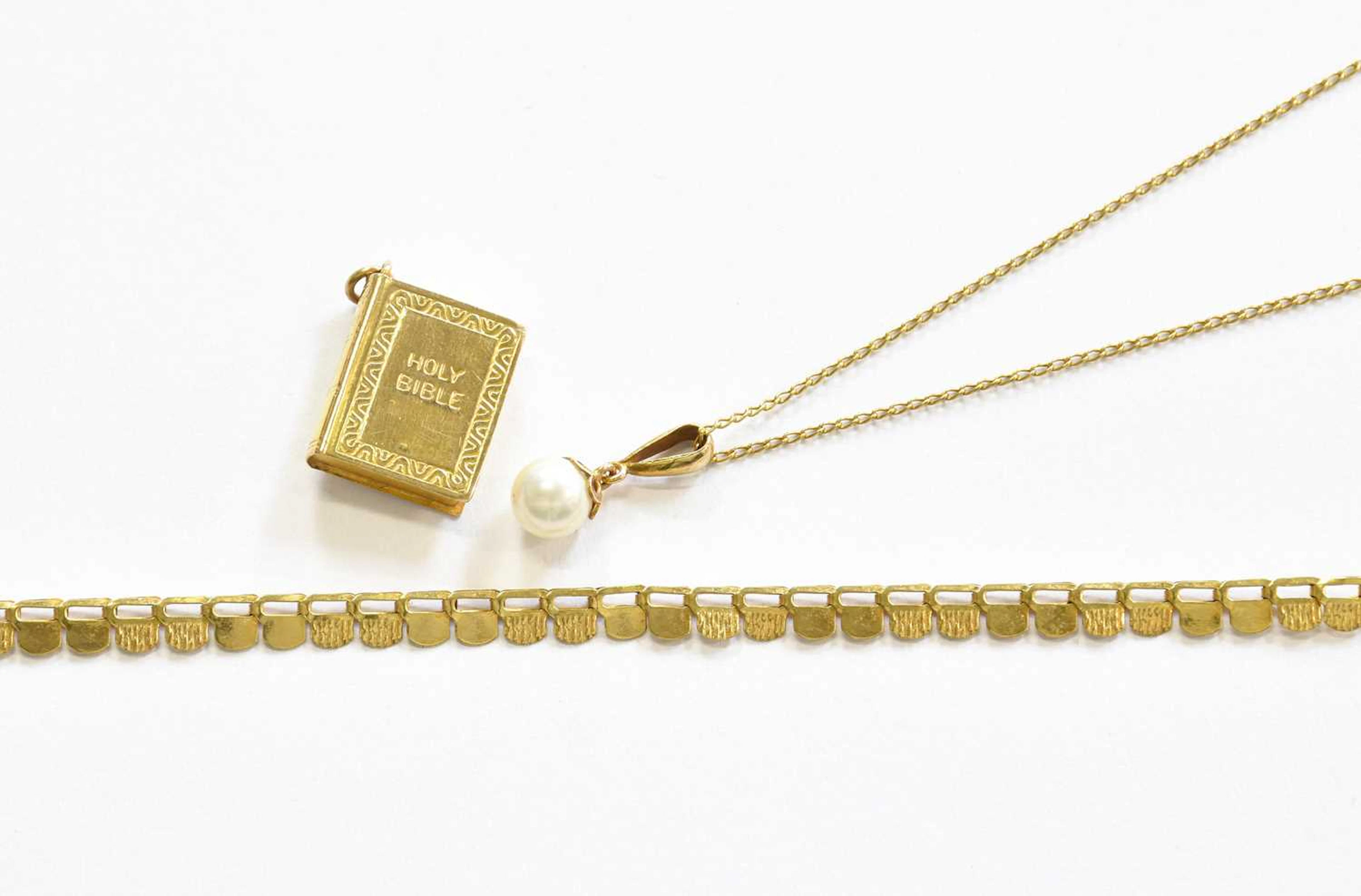 A 9 Carat Gold Fringe Necklace, A Cultured Pearl Pendant on Chain