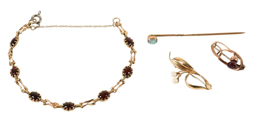 A Small Quantity of Jewellery