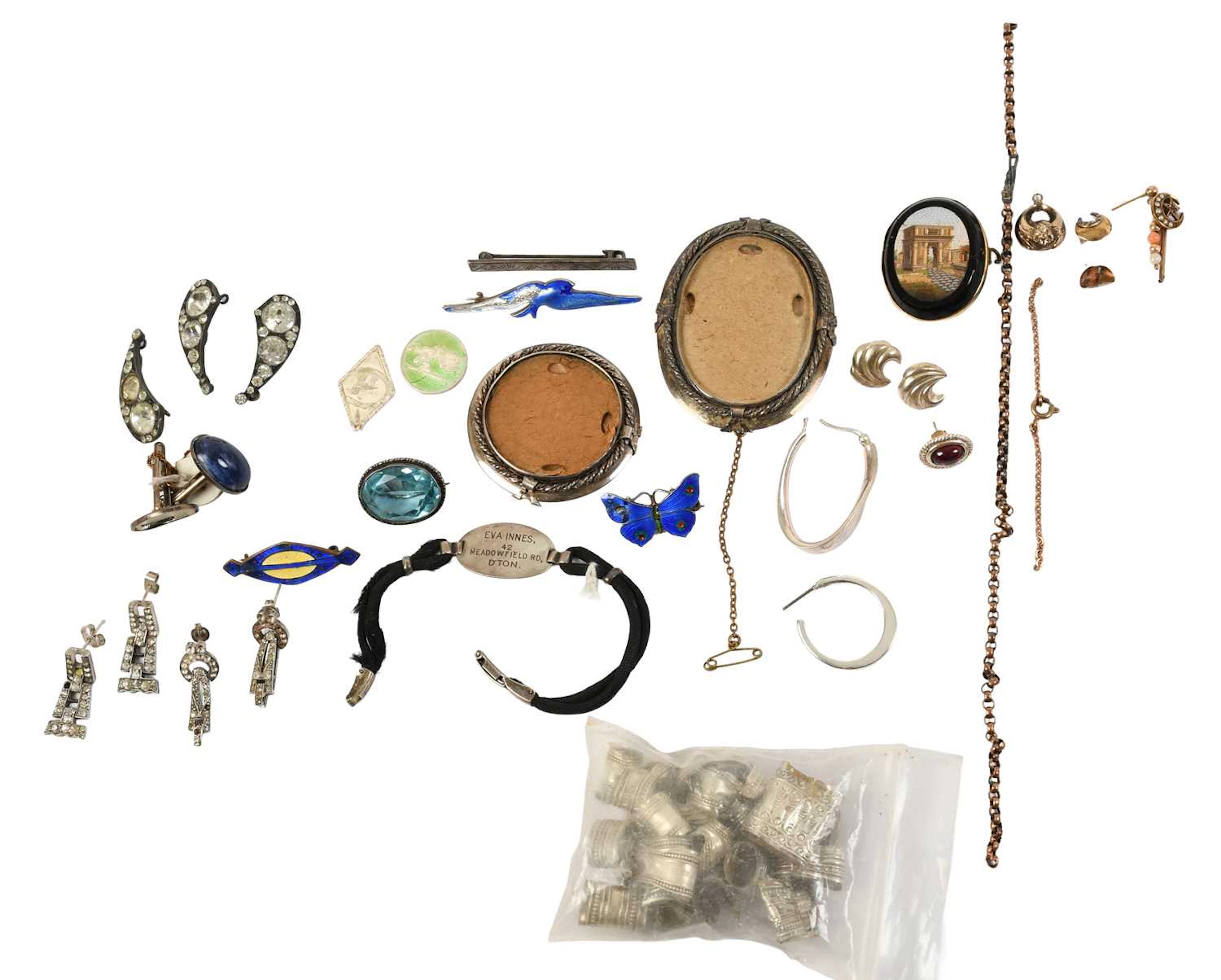 A Small Quantity of Jewellery