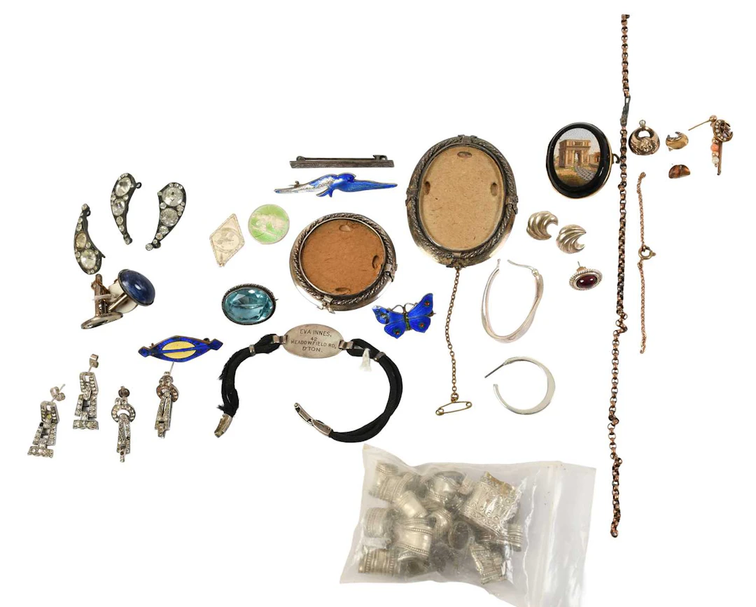 A Small Quantity of Jewellery