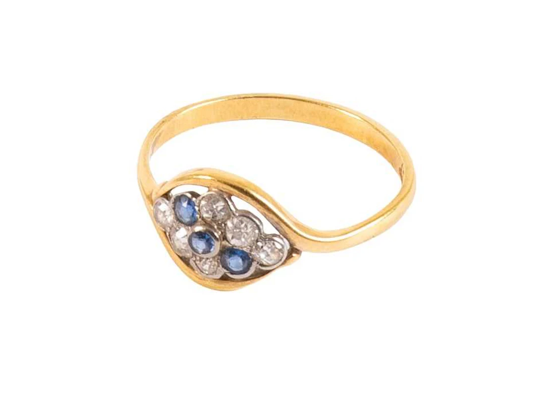 A Sapphire and Diamond Cluster Ring