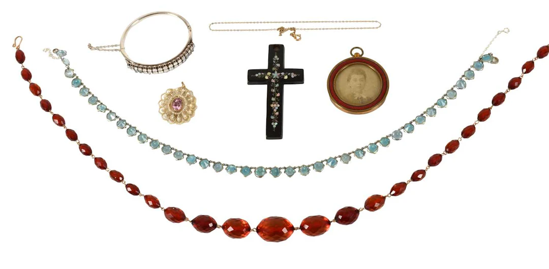 A Small Quantity of Jewellery