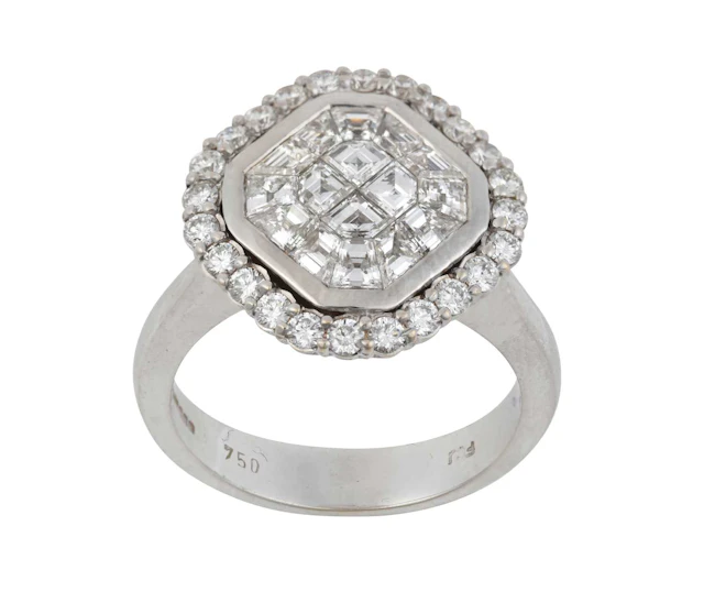 An 18 Carat White Gold Diamond Cluster Ring