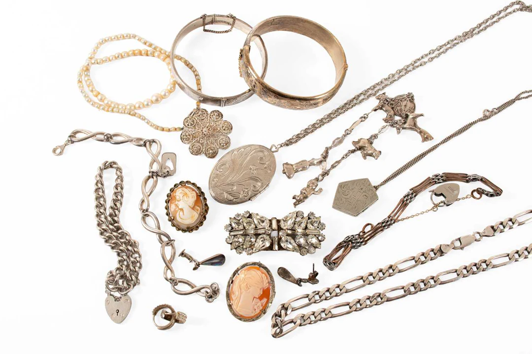 A Small Quantity of Jewellery, A Small Quantity of Costume Jewellery