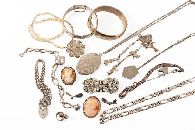 A Small Quantity of Jewellery, A Small Quantity of Costume Jewellery