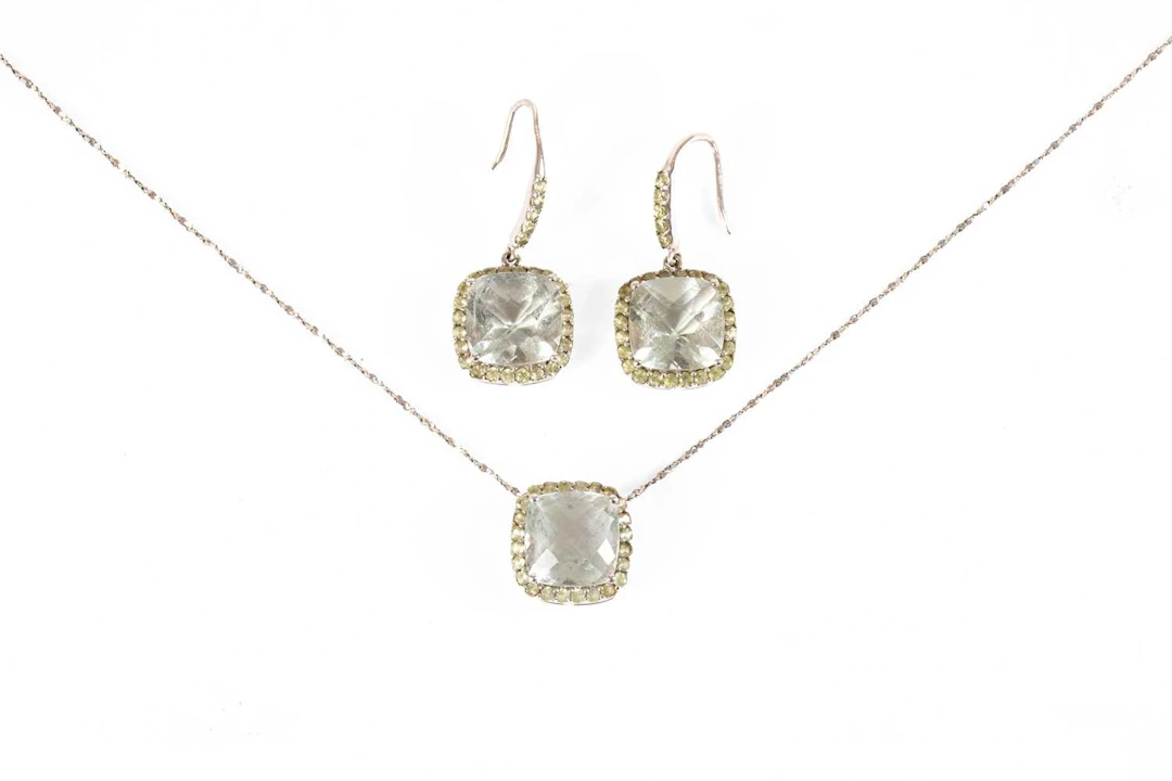 A 9 Carat Gold Prasiolite Pendant on Chain, A Pair of Matching Earrings (a.f)