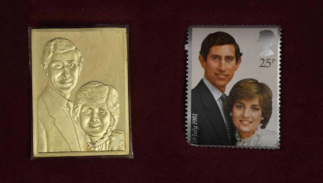 An Elizabeth II Gold Copy of a Stamp, With English Import Marks for