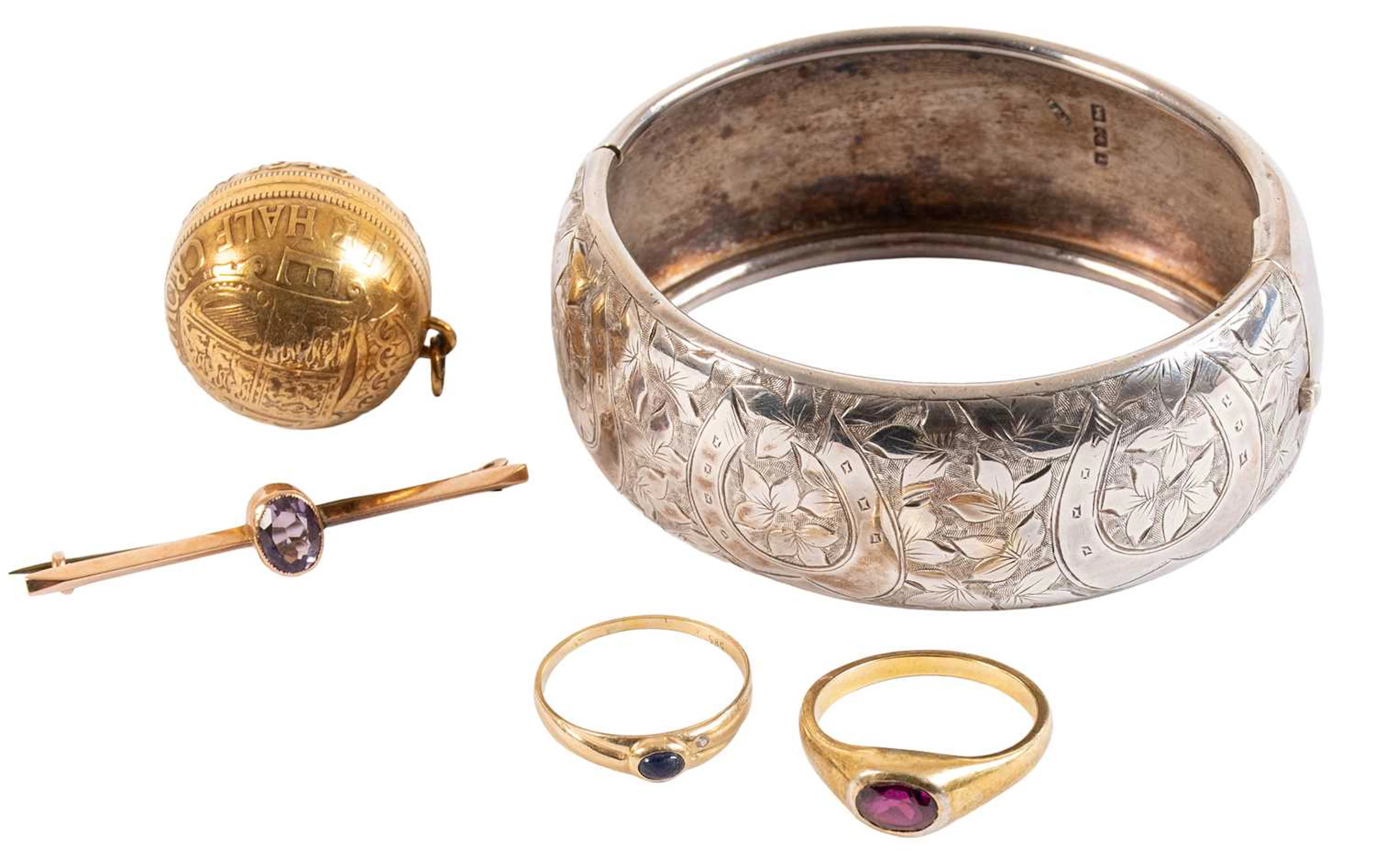 A Small Quantity of Jewellery