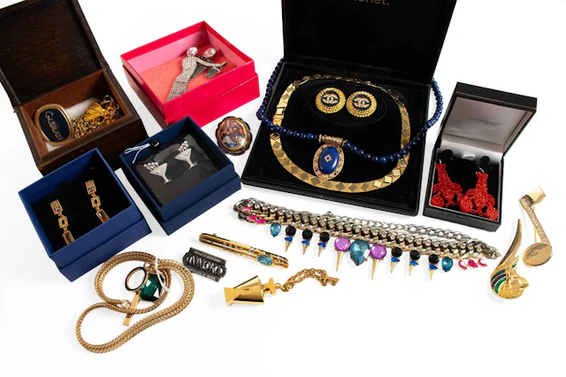 A Small Quantity of Costume Jewellery