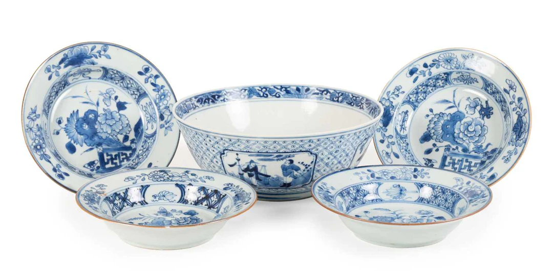 A Set of Four Chinese Porcelain Small Dishes, Qianlong, A Similar