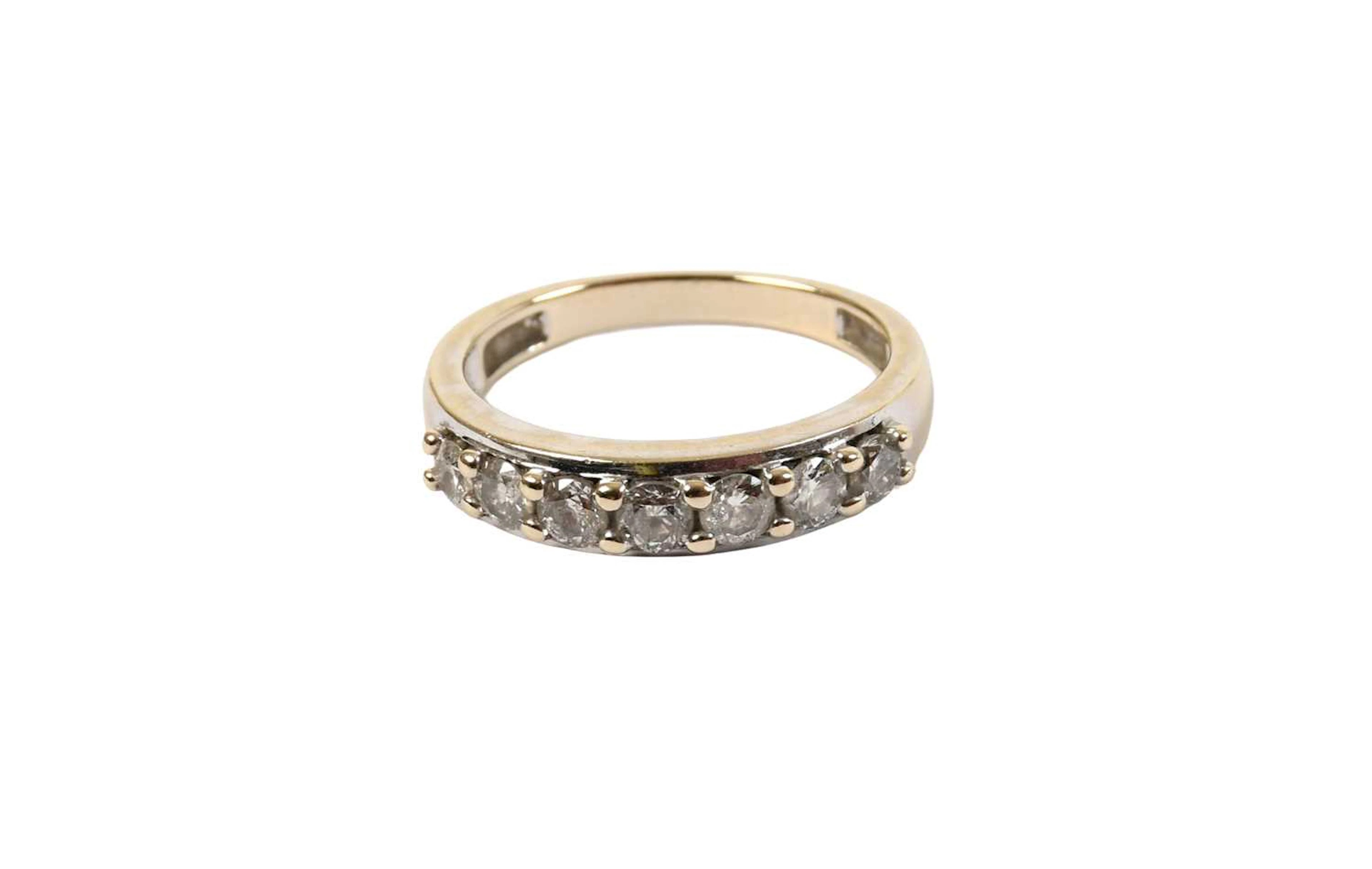 An 18 Carat White Gold Diamond Ring