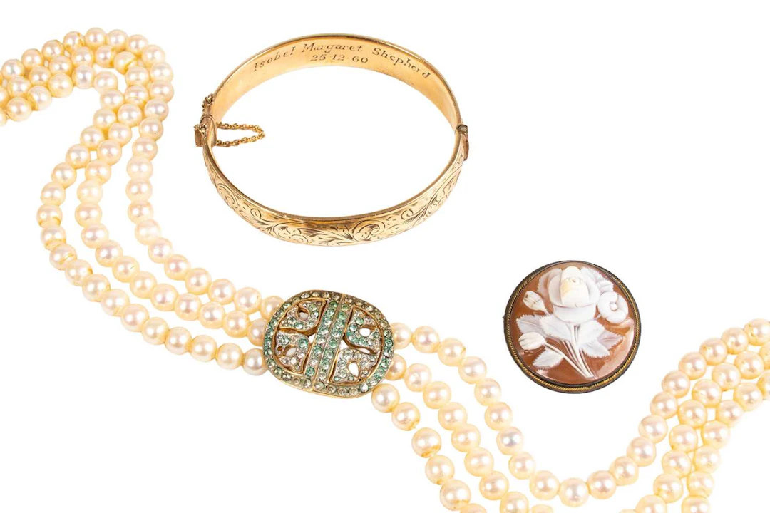 A Small Quantity of Jewellery