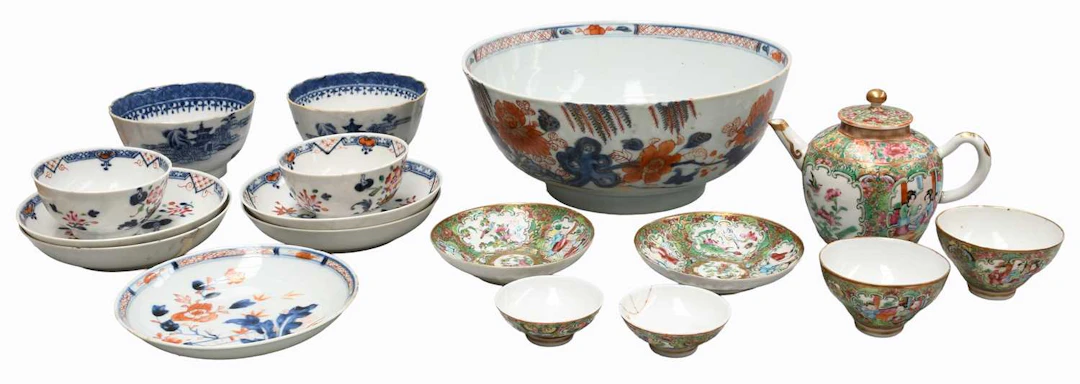 A Chinese Imari Porcelain Punch Bowl, Qianlong