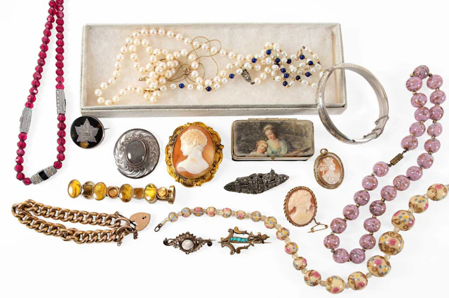 A Small Quantity of Jewellery