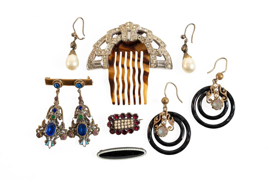 A Small Quantity of Costume and Paste Jewellery