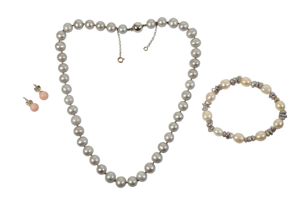 A Cultured Freshwater Pearl Necklace, A Cultured Pearl, Elasticated