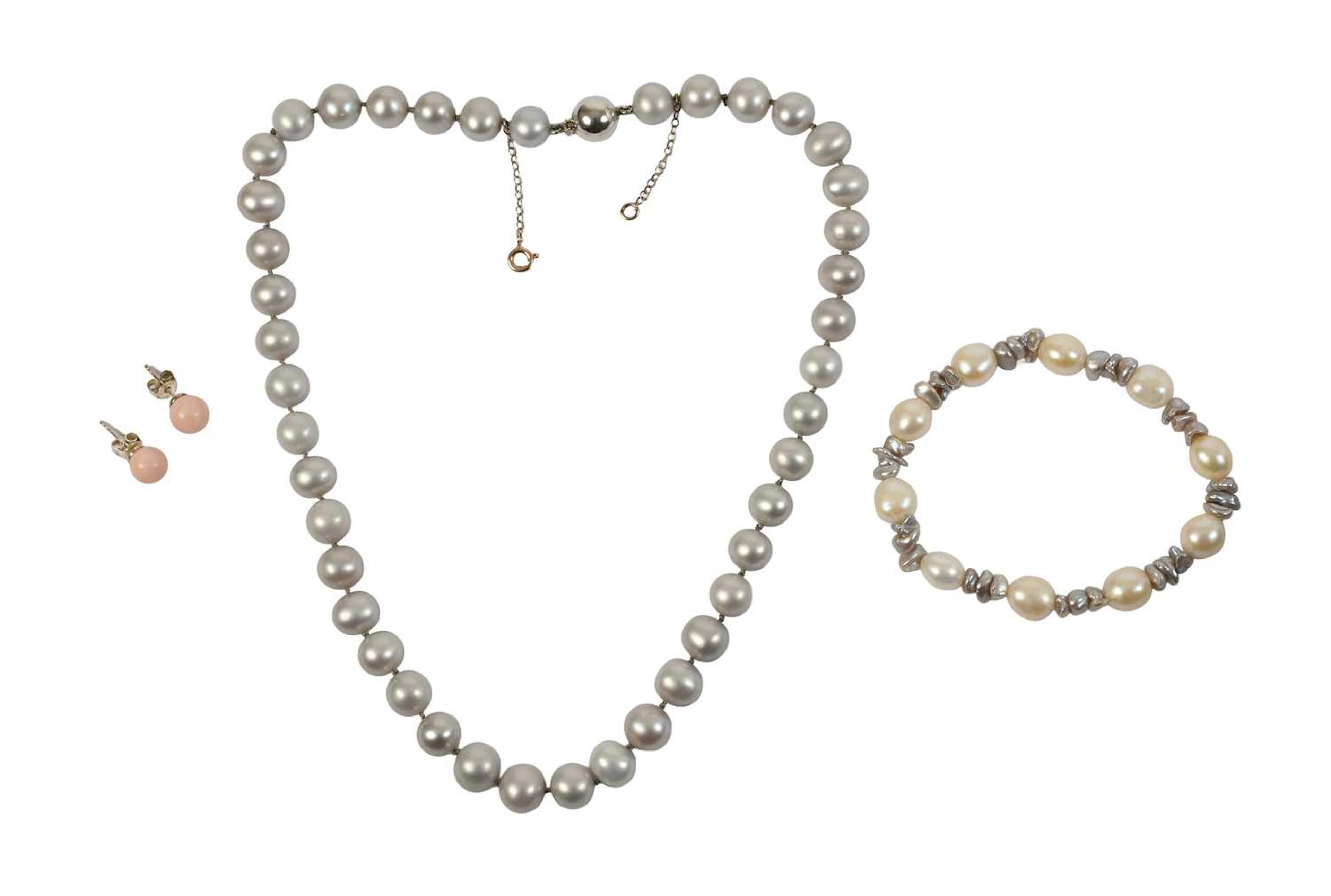 A Cultured Freshwater Pearl Necklace, A Cultured Pearl, Elasticated