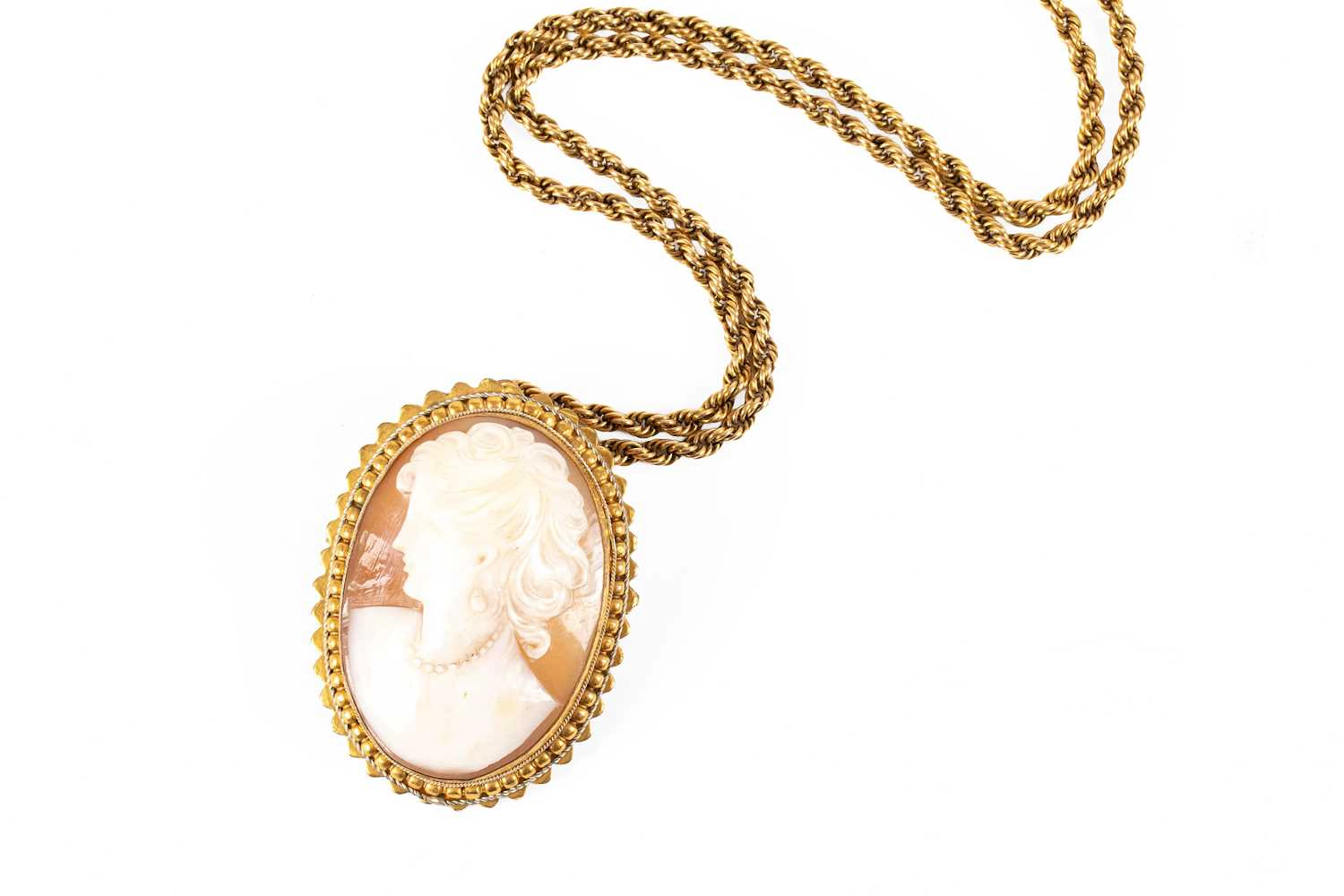 A Cameo Brooch/Pendant on Chain