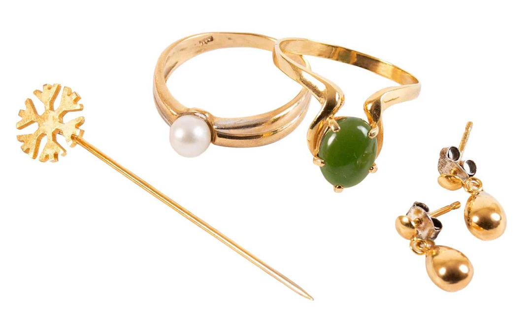 A Small Quantity of Jewellery