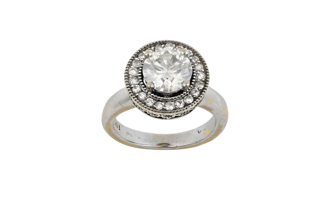 An 18 Carat White Gold Diamond Cluster Ring