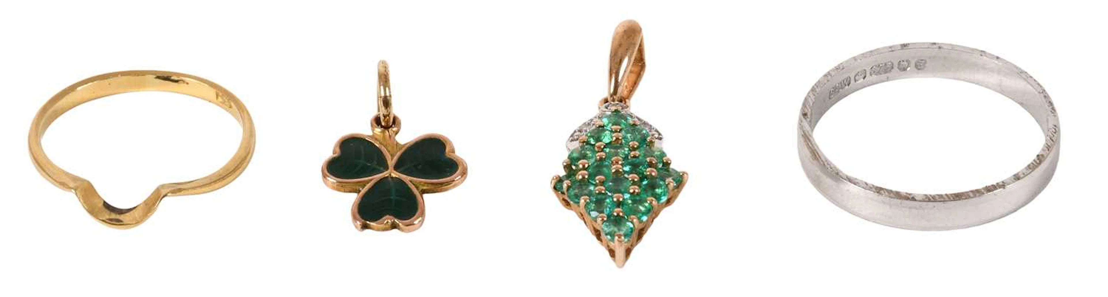 A Small Quantity of Jewellery