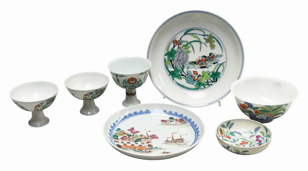 A Chinese Porcelain Saucer Dish, late 18th/early 19th Century