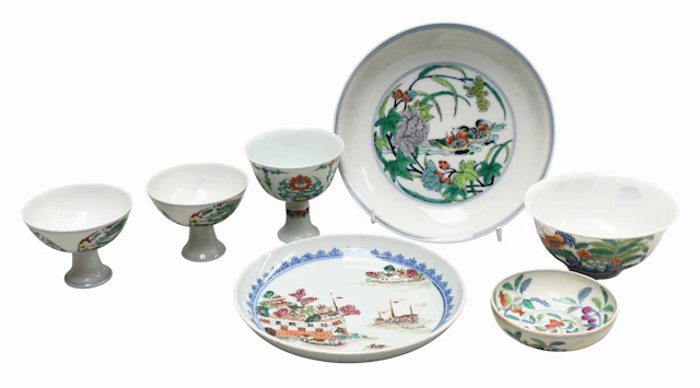 A Chinese Porcelain Saucer Dish, late 18th/early 19th Century