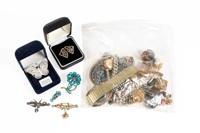 A Small Quantity of Jewellery, A Quantity of Costume Jewellery