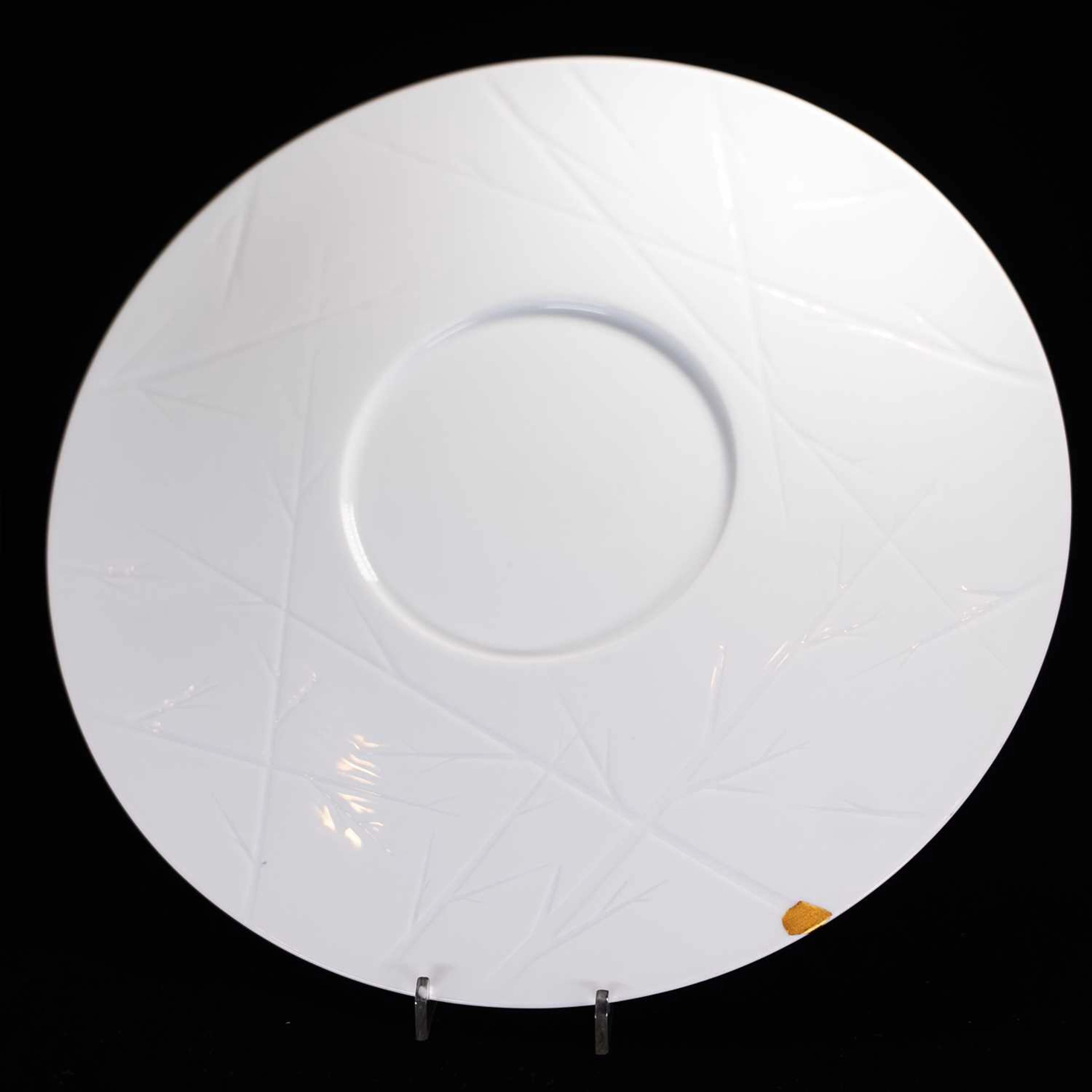 Lumière: A pair of large plates by Vista Alegre: design Natura by
