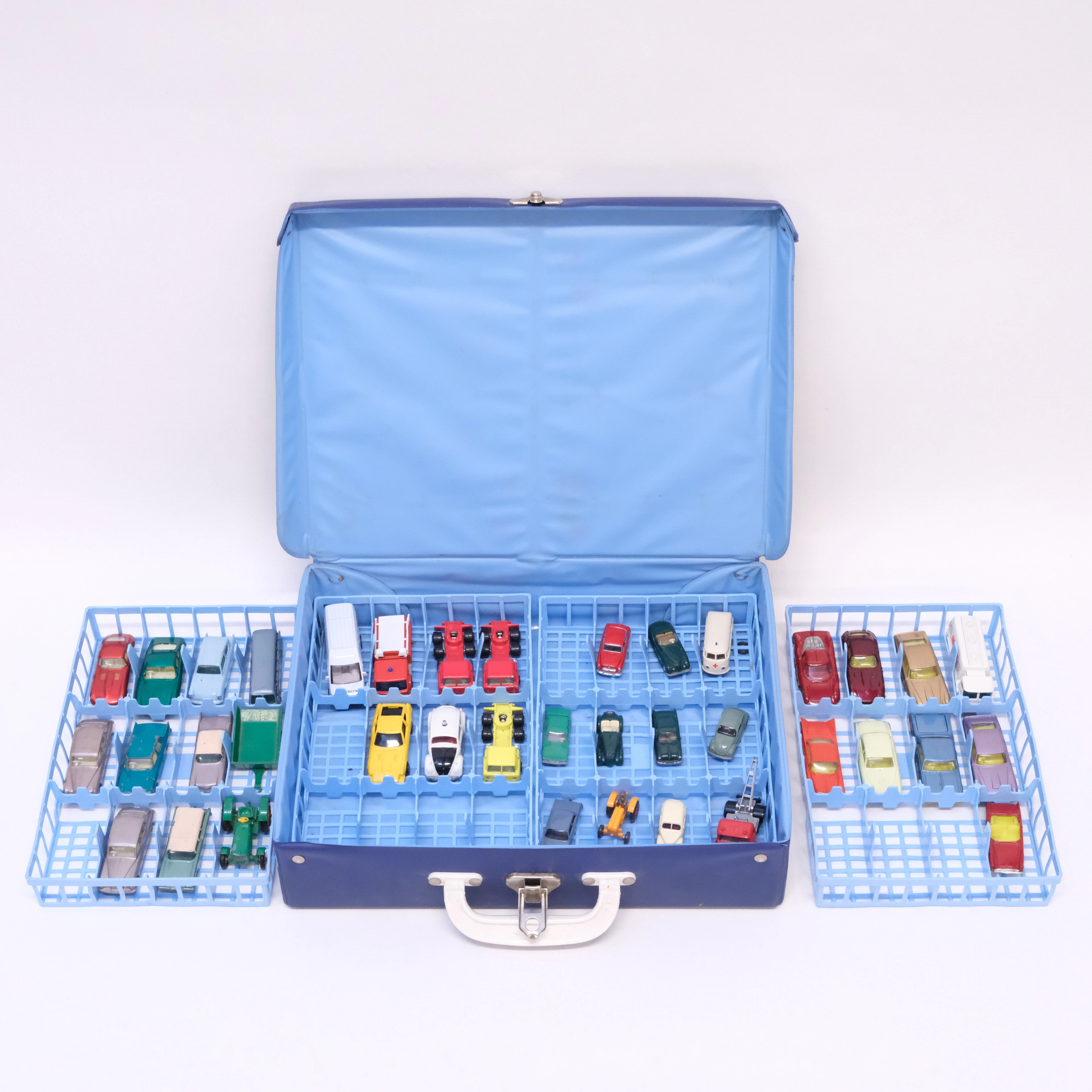 MATCHBOX, FÖRVARINGSVÄSKA, "COLLECTORS CASE 41". SAMT 39 MODELLBILAR