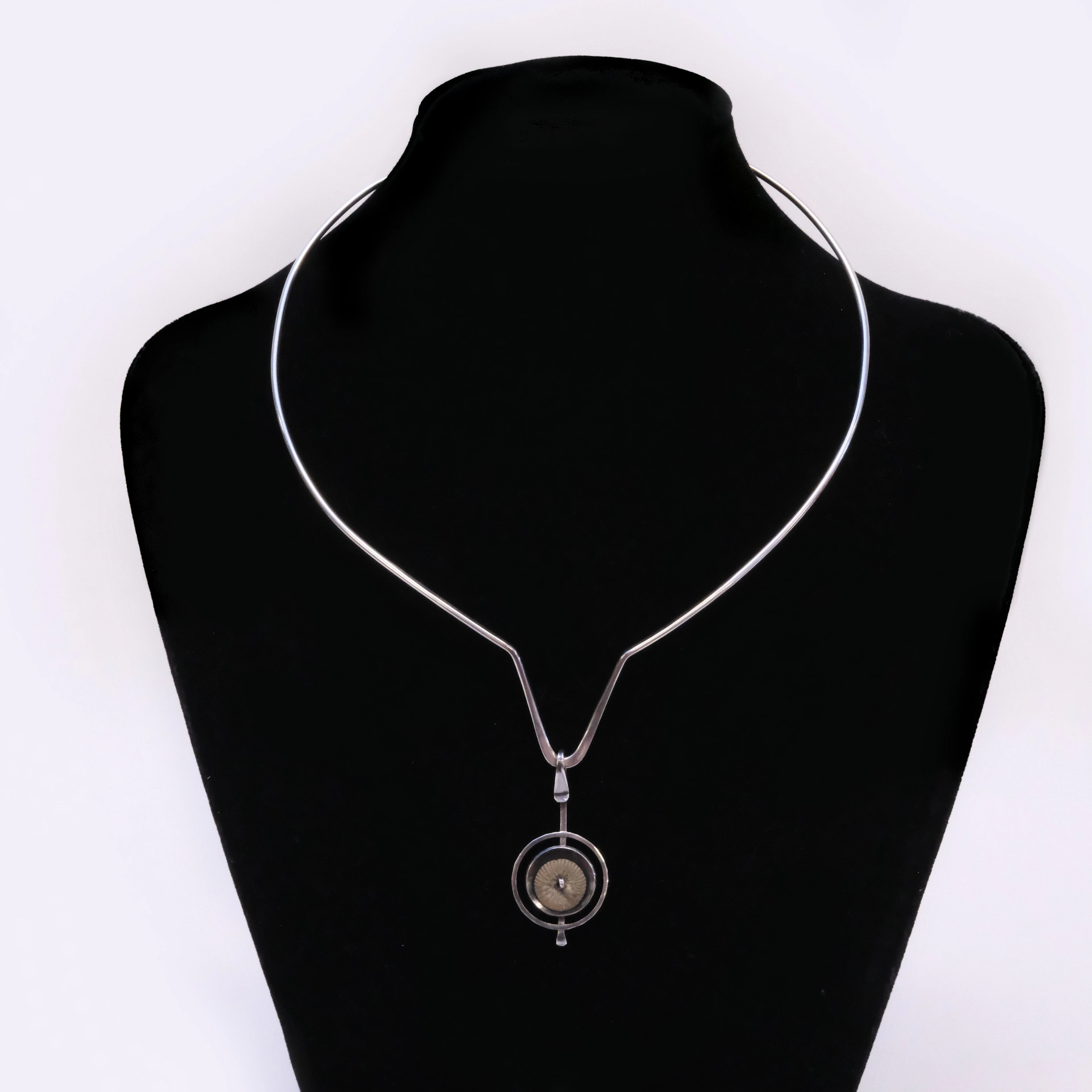 INGA-BRITT DAHLQVIST. HALSRING MED HÄNGE, SILVER OCH FOSSIL.