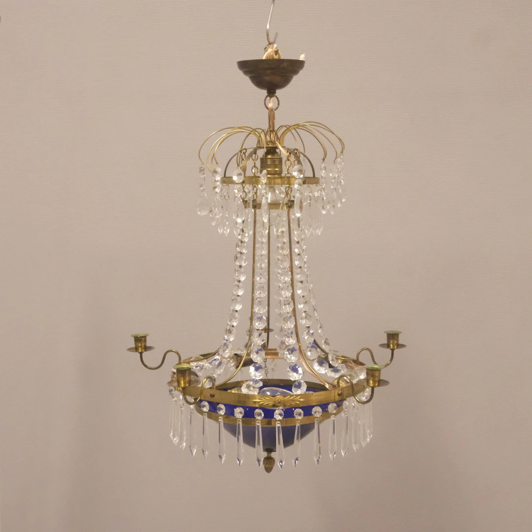 LJUSKRONA MED GLASSKÅL. SENGUSTAVIANSK STIL.