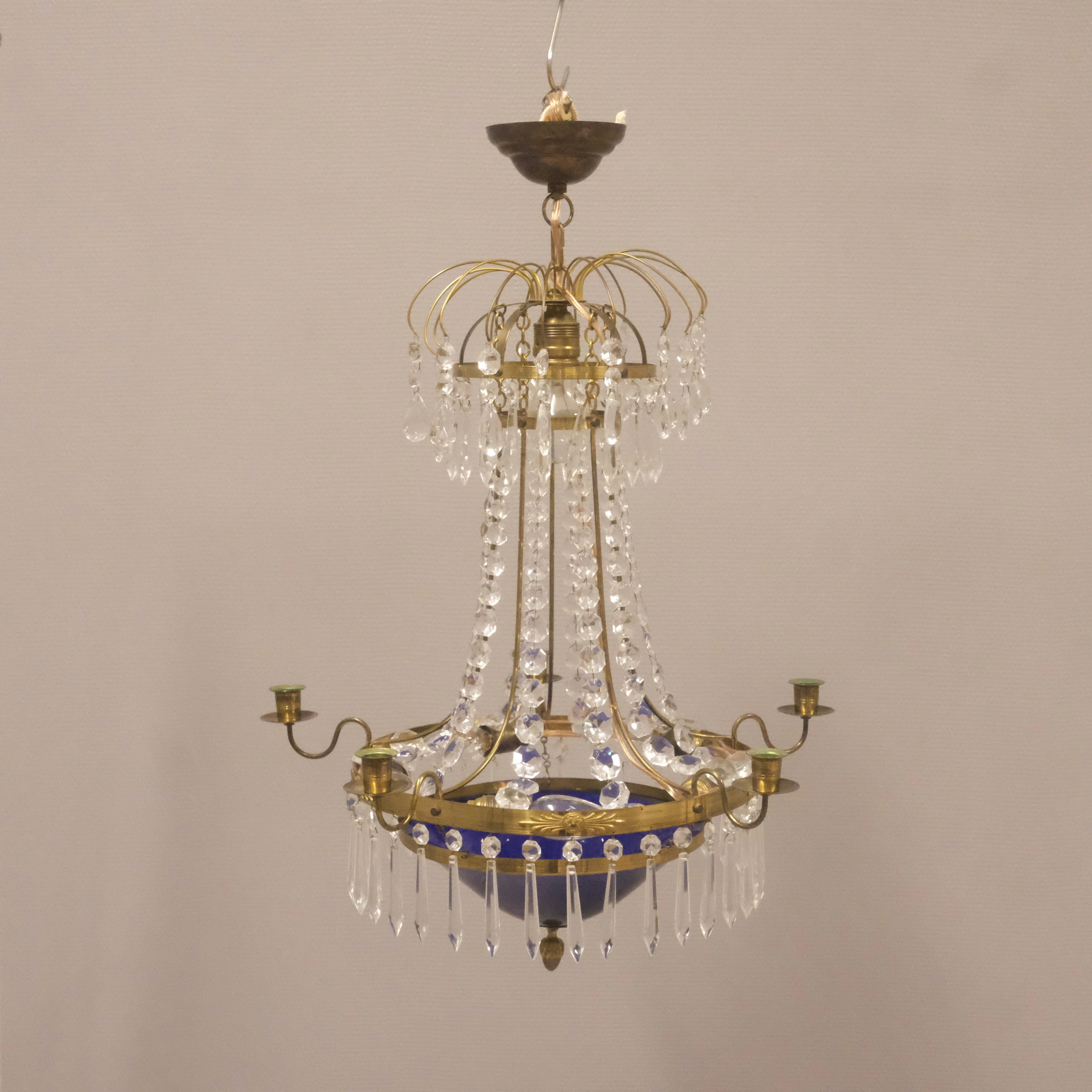 LJUSKRONA MED GLASSKÅL. SENGUSTAVIANSK STIL.