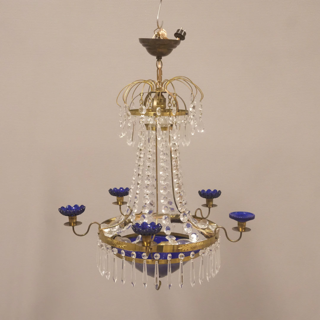LJUSKRONA MED GLASSKÅL. MÄSSING, SENGUSTAVIANSK STIL.