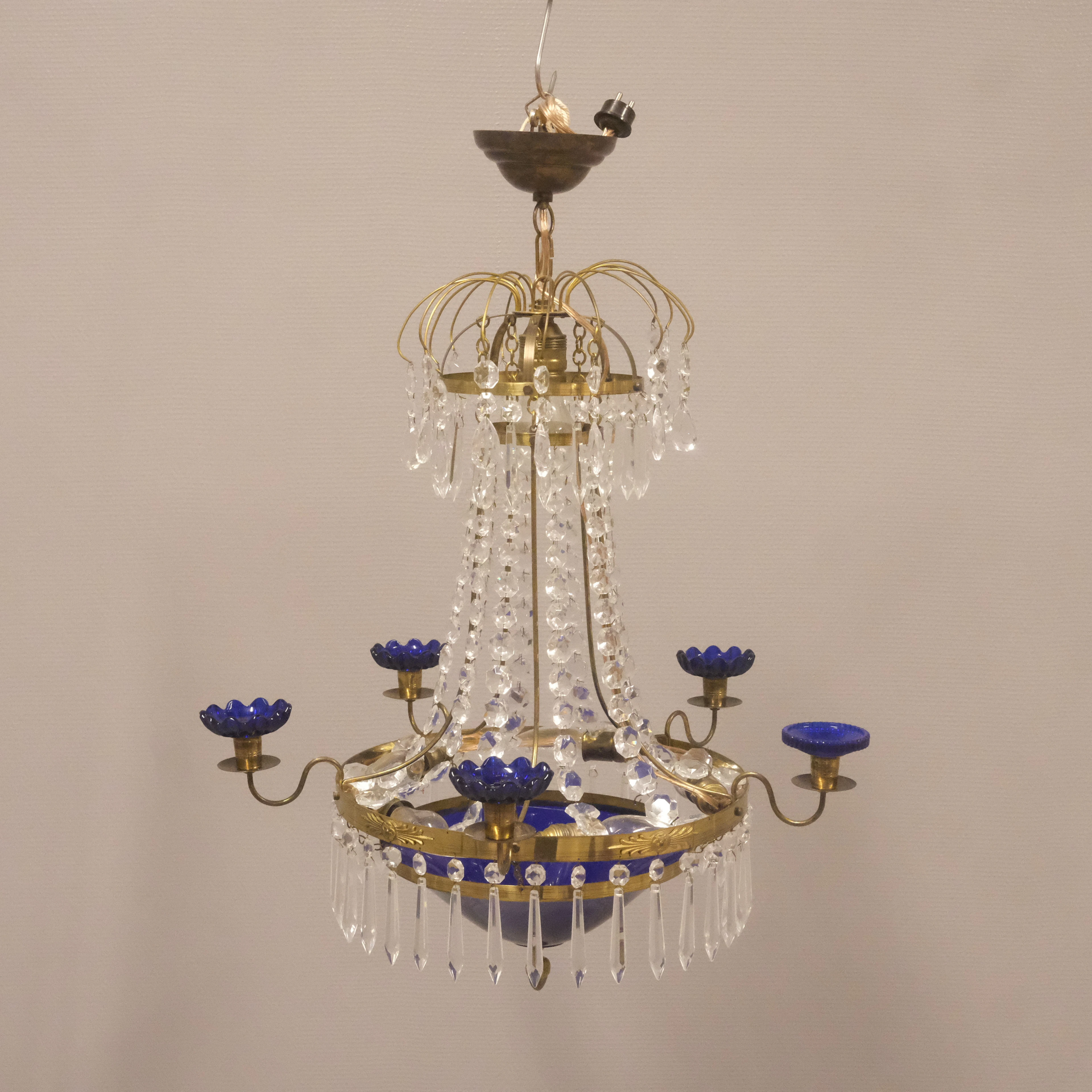 LJUSKRONA MED GLASSKÅL. MÄSSING, SENGUSTAVIANSK STIL.