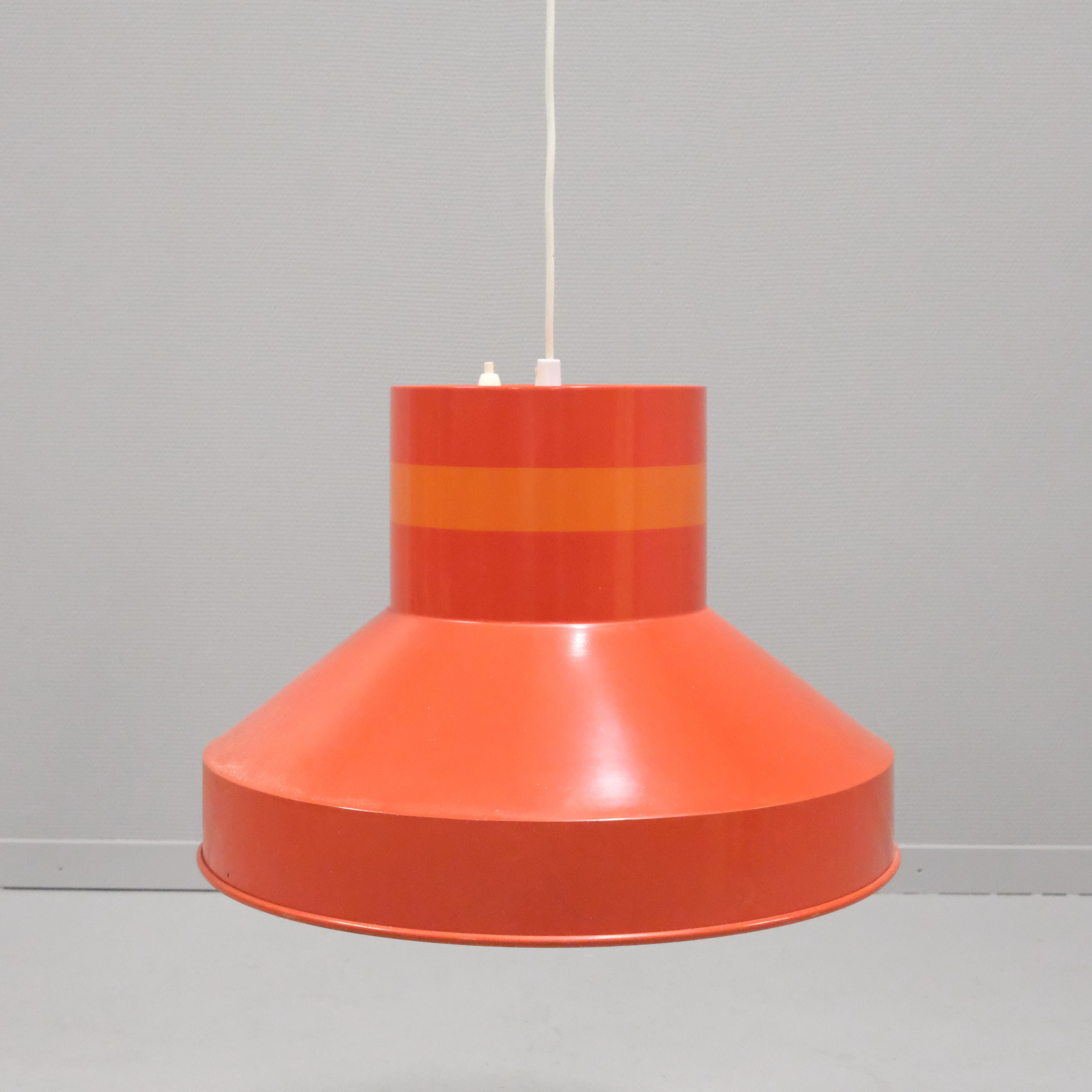 TAKLAMPA, 1970-TAL, RÖDLACKERAD.