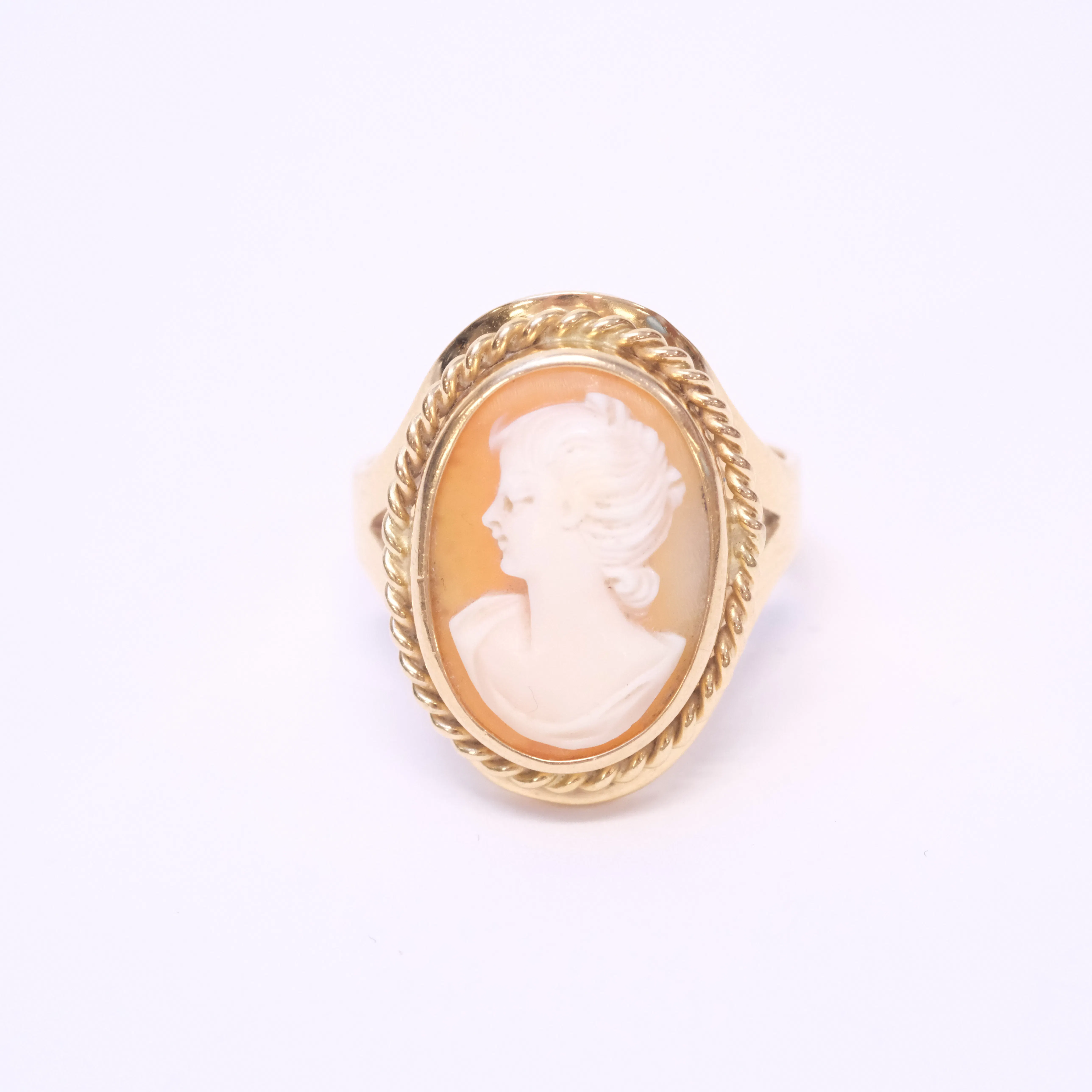 RING MED CAME, 18K GULD.
