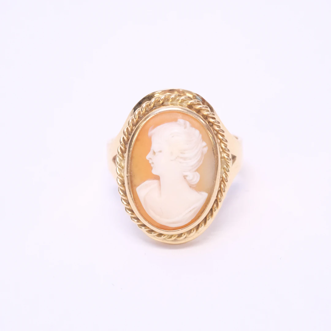 RING MED CAME, 18K GULD.