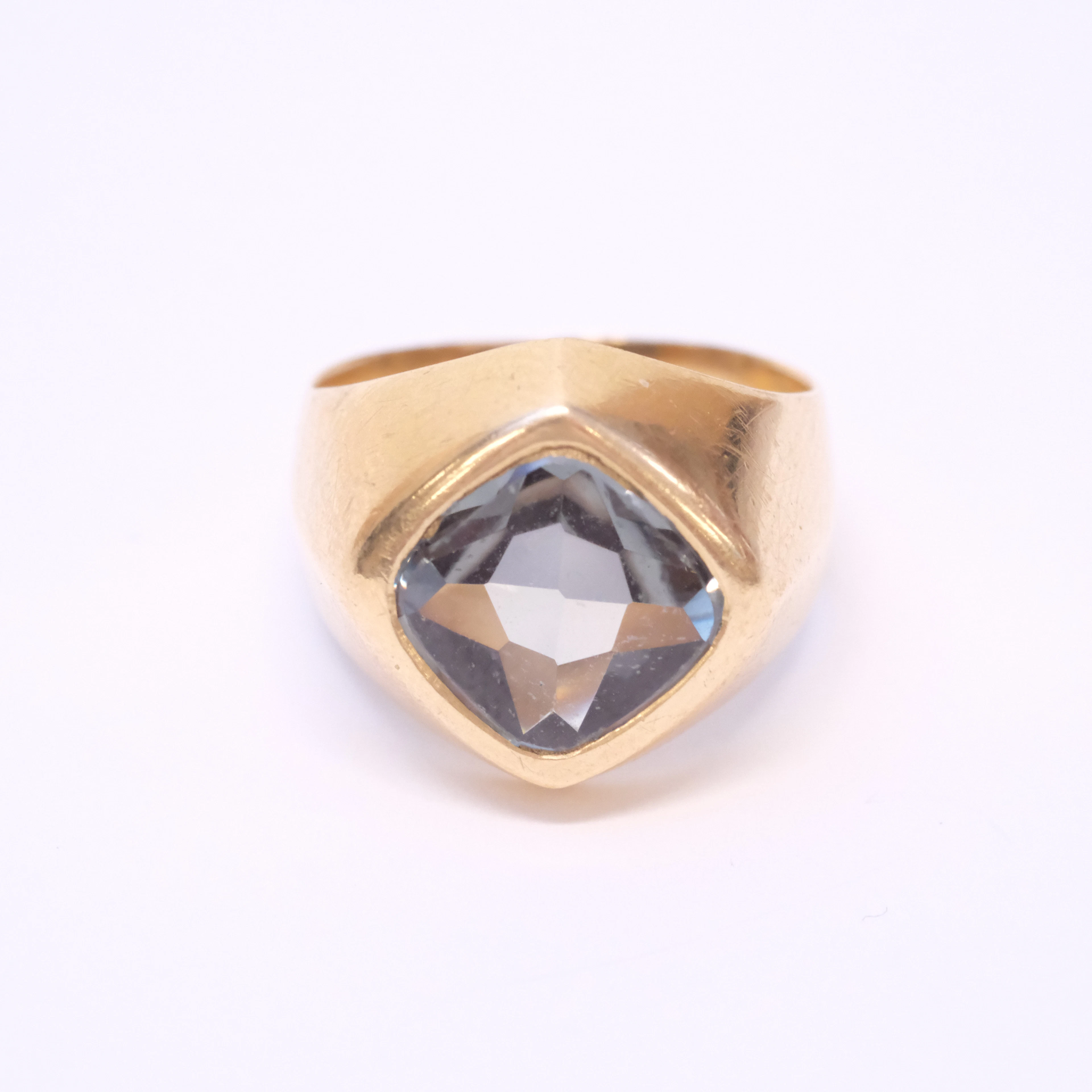 RING, 18K GULD MED SYNTETISK GRÖN SPINELL.