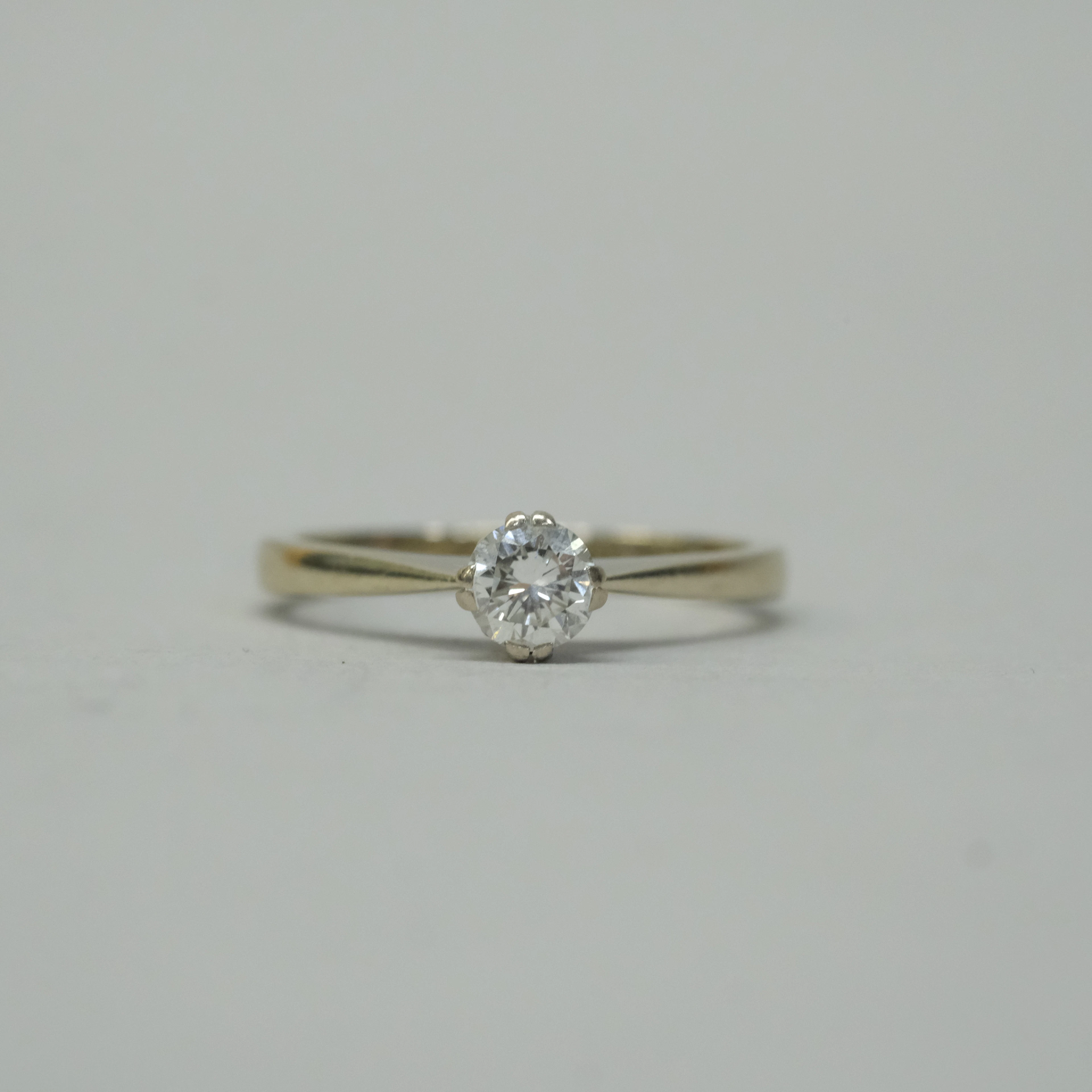 SOLITÄRRING MED DIAMANT.